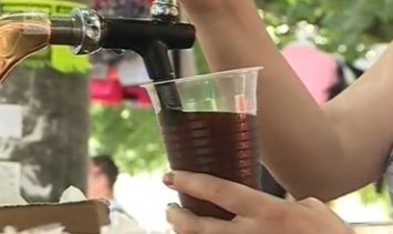 Смертельно опасный напиток продают людям на улицах Харькова (видео)