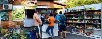 С пылу, с жару: Продукты из магазина-погорельца на выходных криворожане покупали с 40% скидкой, - ФОТО