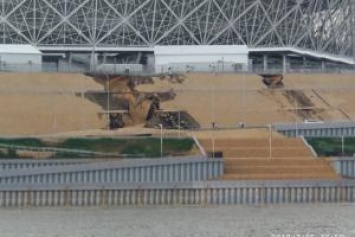 В день финала ЧМ в Волгограде начал рушиться стадион, а новую дорогу размыло дождем