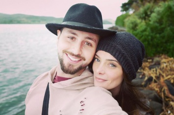 Медовый месяц без комплексов: Эшли Грин и Пол Коури отдыхают на нудистском пляже