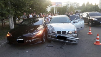 На Таирова водитель «BMW» на еврономерах протаранил «Tesla» - участник ДТП убегал босиком. Фото