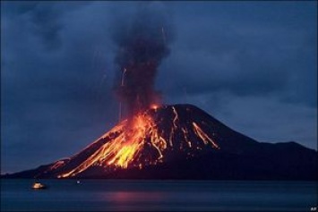 На Гавайях лава после извержения вулкана залила лодку с людьми: больше 20 пострадавших