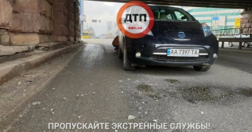 В Киеве кусок разрушающегося Воздухофлотского моста упал прямо на автомобиль