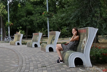 В одесском парке появились новые скамейки-книги. Фото