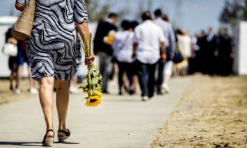 Родственники зачитывали мена погибших: В Нидерландах почтили память жертв катастрофы MH17