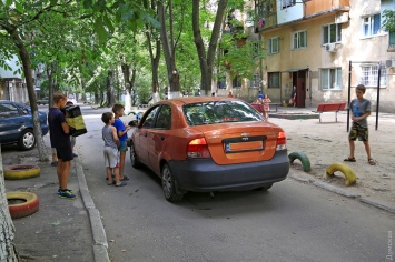 Дорожно-морожный сбор: группа пацанов взимает "дань" за проезд во дворе на Сегедской