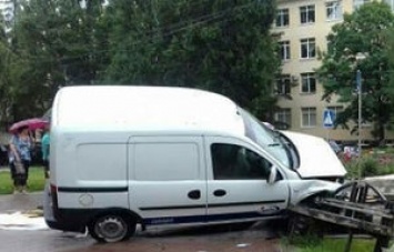 В Полтаве водитель Opel влетел в парапет подземного перехода и убил молодого парня