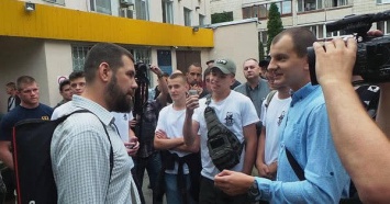 В Киеве лидер С14 ударил известного журналиста