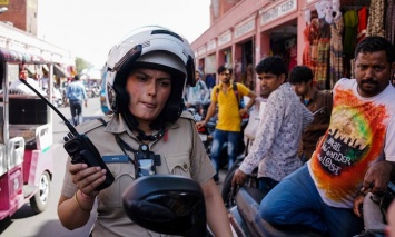 В розовых шлемах и на мотоциклах: в Нью-Дели появилась женская полиция