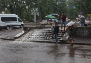 Днепр тонет: затопило тротуары и проезжую часть