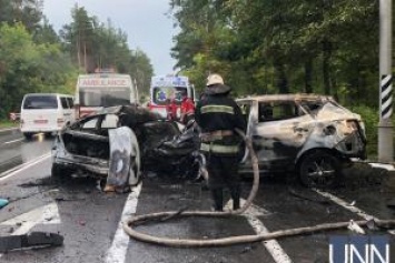 Сгорели заживо: под Киевом три человека погибли в ДТП