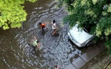 Из-за сильного дождя на Таврическом улицы микрорайона превратились в искусственные водоемы