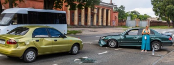 В Днепре на Криворожской Hyundai врезался в столб и перевернулся: пострадал водитель