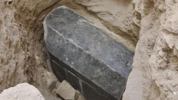 Археологи вскрыли загадочный черный саркофаг