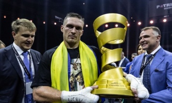 И гимн Украины звучал в Москве: боксер Александр Усик стал абсолютным чемпионом мира