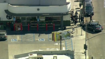 В Лос-Анджелесе преступник взял в заложники покупателей магазина. Один человек погиб