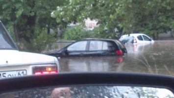 По улицам Новочеркасска после ливня поплыли автомобили