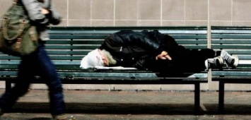 Тысячи бездомных работников Prada спят в ночлежках и умываются в «Макдональдс»