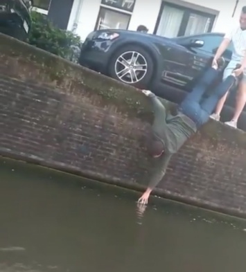 Пьяный голландец освежился в канале, пытаясь спасти упавшую банку пива