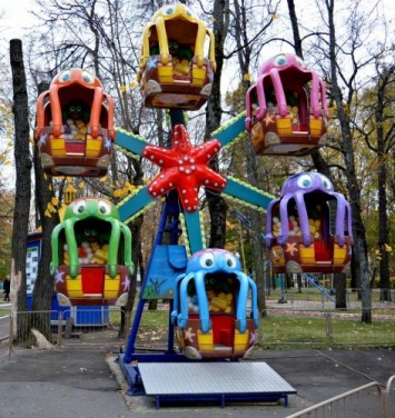 В Екатеринбурге поломанный аттракцион рухнул вместе с детьми