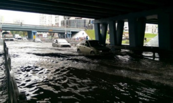 Из-за обильных дождей в Киеве затопило часть дорог (фото, видео)