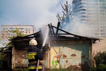 Бездомные Днепра сожгли здание возле ТЦ «Приозерный»