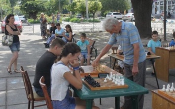 К Международному дню шахмат в Каховке состоялся сеанс одновременной игры