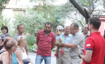 В рамках проекта «Двори для життя» Геннадий Гуфман встретился с жителями дома на ж/м Тополь-2, где провел свое детство (ФОТО)
