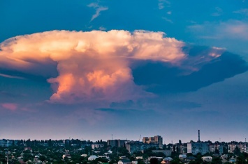 Опубликовано фото, как Николаев накрыло гигантское розовое облако в виде ядерного гриба