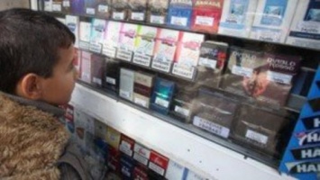 Магазины в Омске массово продают табачные изделия детям