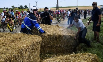 Во Франции фермеры прервали велогонку: Полиция применила слезоточивый газ