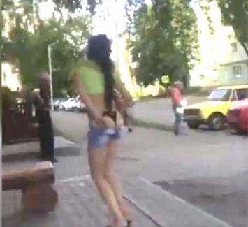 На улице полуголая красавица танцевала стриптиз, за что и поплатилась, - СМИ