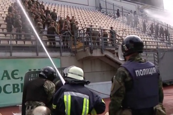 Запорожские военные сыграли роль футбольных хулиганов (Видео)