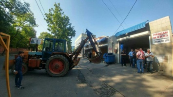 Бульдозер снес незаконное помещение автомойки в Одессе. Фото, видео