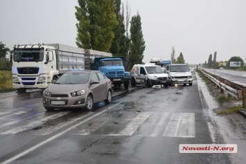 Под Николаевом столкнулись 4 автомобиля - на трассе затор