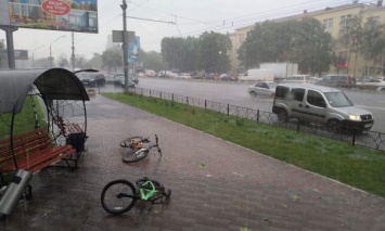 На Киев обрушился мощный ливень с грозой и градом, центр города стоит в пробках (фото, видео)