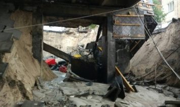 Произошел частичный обвал моста над улицей Кирилловской в Киеве