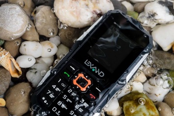 «Неубиваемый» смартфон Lexand R2 Stone предлагают за 1 990 рублей