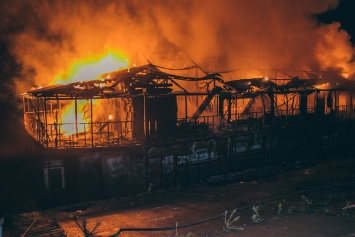В Киеве дотла сгорела баржа на Днепре. Видео и фото масштабного пожара