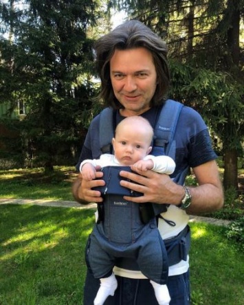 Дмитрий Маликов, отвлекая от сообщений о геях и евреях, впервые показал своего сына Марика