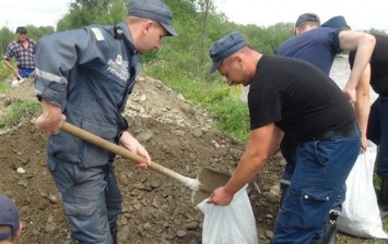 У Ивано-Франковска дожди повредили дамбу, могут быть подтоплены дома