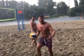 В трусах и под дождем: мокрый Ляшко сыграл в волейбол - опубликовано видео