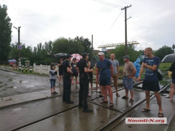 В Николаеве продолжаются протесты жильцов общежитий из-за отключений электроэнергии за долги: перекрывали железную дорогу и проспект Богоявленский