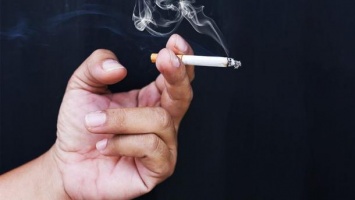 Украинцы стали меньше курить: продажи сигарет упали на 10%