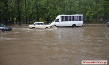 Улицы Николаева затопило после ливня (фото)