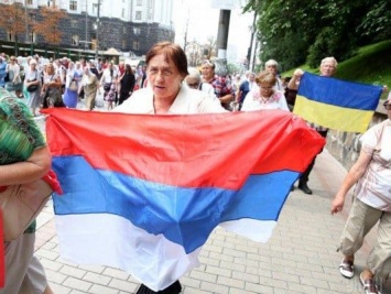 В Киеве участница крестного хода УПЦ Московского патриархата развернула флаг России