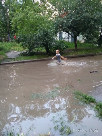 Мокрый Днепр: на Парусе дети принимают "грязевые ванны" в луже