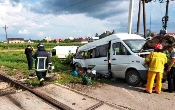 На Буковине столкнулись поезд и микроавтобус, двое погибших