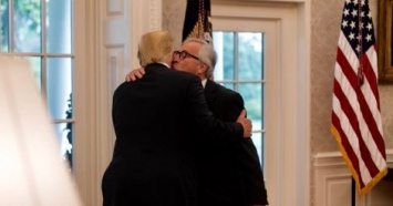 Юнкер объяснил свой поцелуй с Трампом (фото)