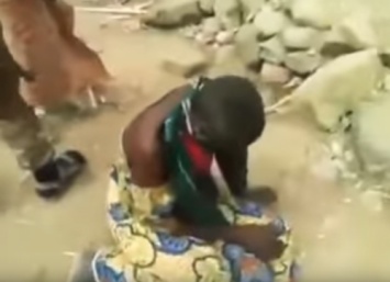 Появилось шокирующее видео расстрела камерунскими солдатами женщин с детьми